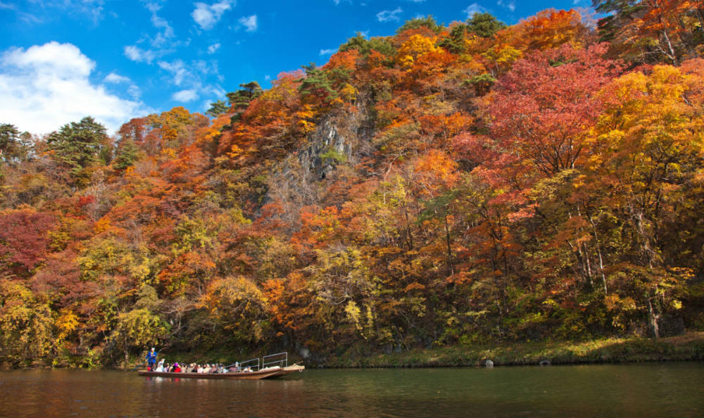 Punting down the river through Geibikei gorge